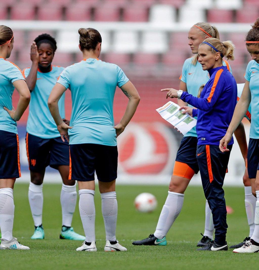 STUDIEKOSTEN Inschrijfgeld Het inschrijfgeld voor de toelatingsscreening voor de opleiding UEFA PRO bedraagt 75,- en dient voor de sluitingsdatum van 25 november 2018 in het bezit te zijn van de KNVB