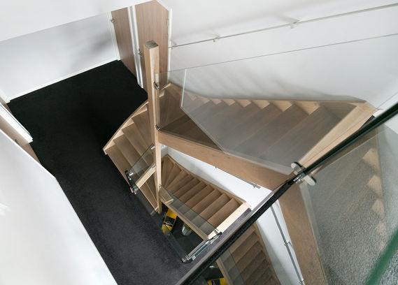 2e verdieping Via de eikenhouten trap bereikt u de overloop met vide die toegang biedt tot nog twee