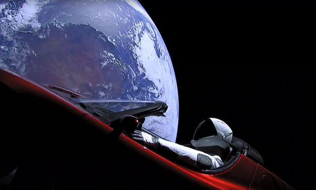 een Tesla en Starman. De auto en e pop Starman gaan naar Mars.