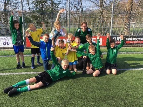 Zo hebben wij woensdag geluisterd naar een verhaal over een herinneringsboom. Wij hebben in de klas de bladeren met herinneringen gemaakt en die komen zaterdag in de boom te hangen.