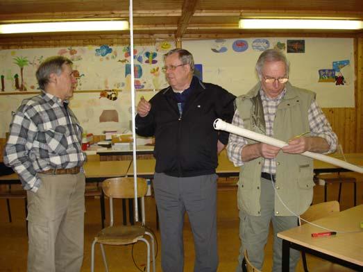 In het midden op het bord het verticaal stralingsdiagramma. Noteer dat de winst van een SJ verkregen wordt door de zeer lage stralingshoek van de antenne.