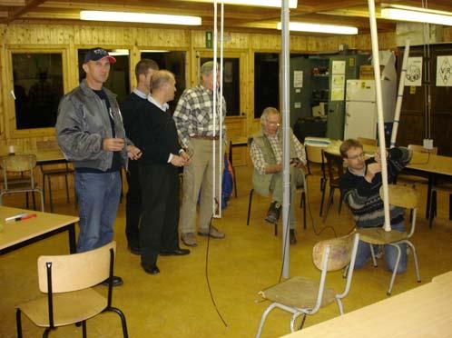 In de tweede foto staat links Leon (ON6ZJ), dan ik (ON7CI) en gans rechts Walter (ON8CW) met een afwateringsbuis in de hand.