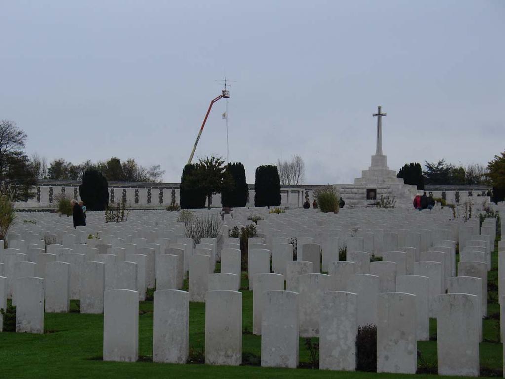 Op bezoek bij ZWVRAC op Tyne Cott ON7CI Op Tyne Cott in Passendale staan 12000 zerken van Britse soldaten die gestorven zijn in de eerste wereldoorlog, na augustus 1917.