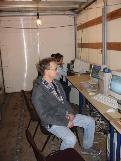 In die administratieve shack naast de VHF zender, zat ON7YB, die de laatste hand legde aan het manuscript van zijn HAREC examen handboek.