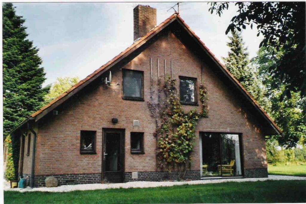 Omschrijving Vrijstaand landhuis, landelijk gelegen nabij het bos de Byvanck, met wijds uitzicht over eigen boomgaarden, bos en weiland. Rond het huis ligt ca. 2,1 ha eigen grond.