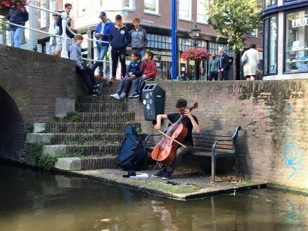 Rond 110 toehoorders (deelnemers en gasten) zaten in de bootjes en volgden de muzikale route.