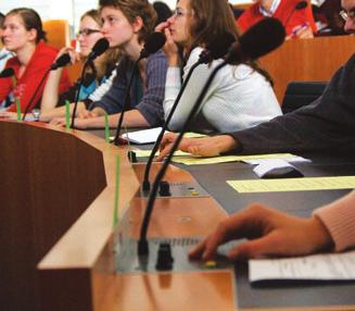 Vier Nederlandstalige middelbare scholen namen deel aan dit unieke evenement. Honderd enthousiaste jongeren zorgden voor een tot de nok gevuld Brussels Parlement.