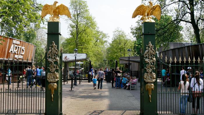 De meubel staat is inmiddels uitgezet naar verschillende leveranciers en het is wachten op hun offertes. Wat betreft subsidie aanvragen bij bijvoorbeeld het Schipholfonds, Rabobank etc.