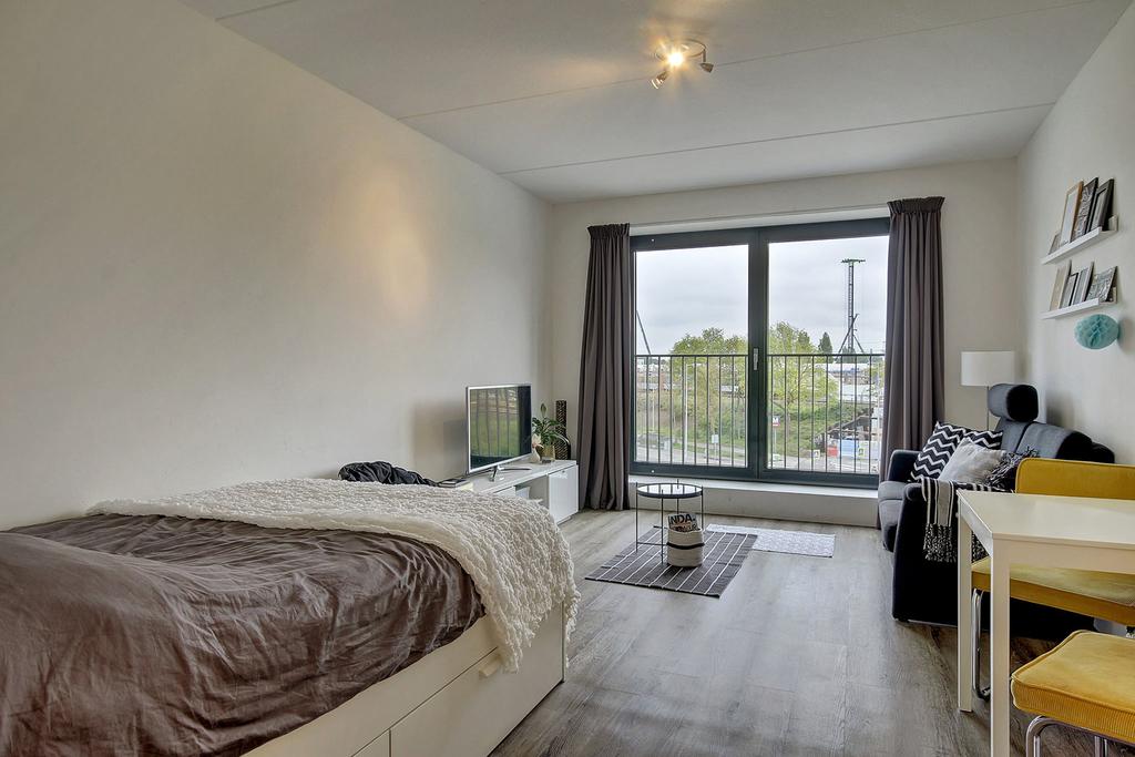Ideaal voor starters, studerende kinderen of te gebruiken als pied-à-terre! Villa Mokum is een modern appartementencomple dat in 2016 de Amsterdam Nieuwbouwprijs heeft gewonnen.