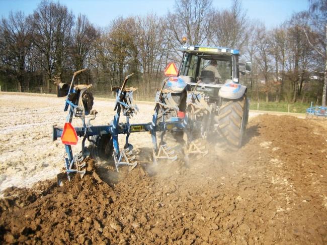 E3. Demonstratie grondbewerking Door het glooiend landschap in Zuid-Limburg bestaat het gevaar dat bij hevige neerslag op een onbedekte of niet volledige bedekte akker erosie ontstaat.