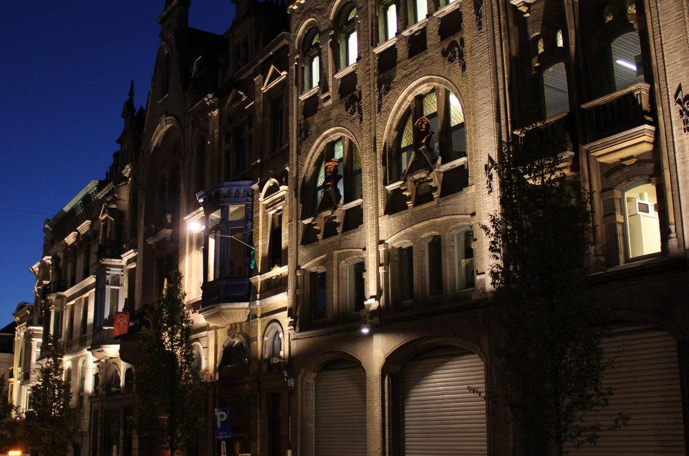 Nieuwe duurzame sfeerverlichting in de Belfortstraat Naar aanleiding van de twintigste verjaardag van het Lichtplan, huldigt de Stad Gent de nieuwe duurzame LED-sfeerverlichting in de Belfortstraat