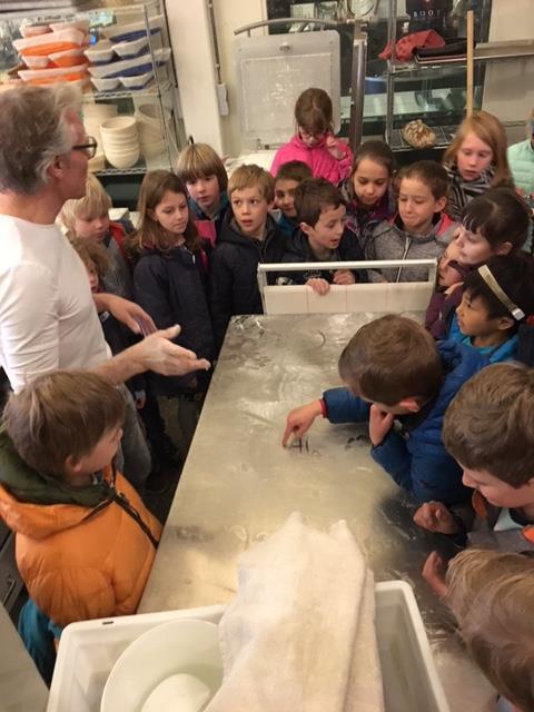 Vanuit de groepen Naar Het Lokaal met groep 5b Dinsdag 18 april zijn wij met groep 5b op de fiets naar de broodbakkerij in Het Lokaal geweest.