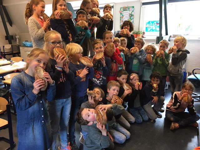 De kinderen hebben gezien hoe het graan werd gemalen, hoe het meel werd gemixt, hoe de broden werden gesneden, hoe het in de ovens werd geschoven en ten slotte hoe de broden uit de ovens kwamen.