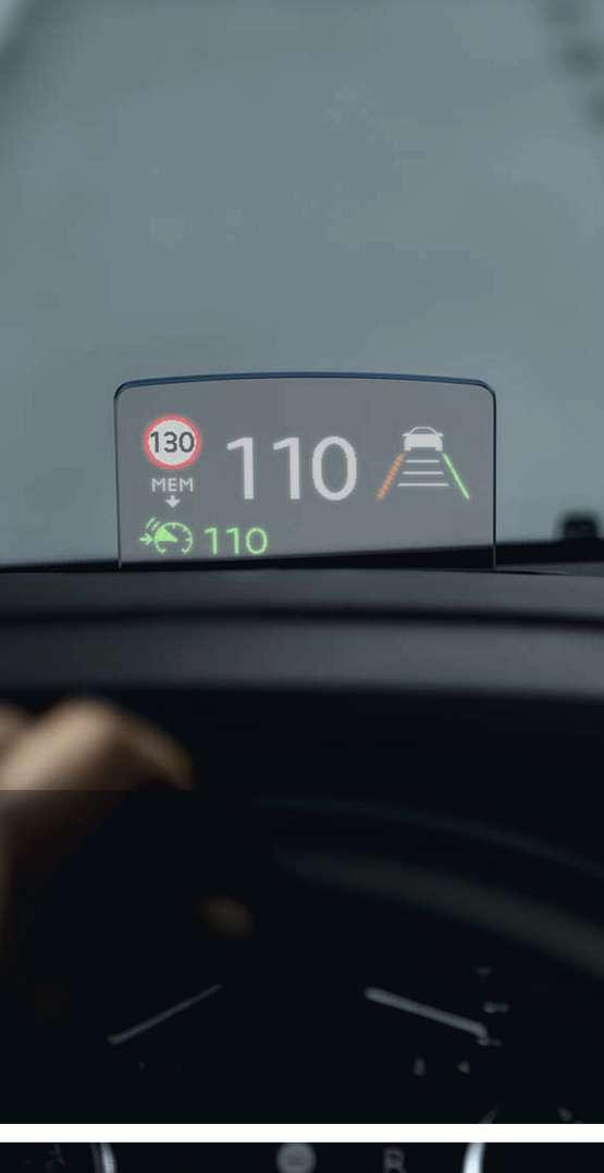 HEAD-UP KLEURENDISPLAY * Dankzij dit systeem kan de bestuurder zijn blik op de weg gericht houden, terwijl hij tegelijk op een doorzichtig blad de essentiële rijgegevens in het oog kan houden