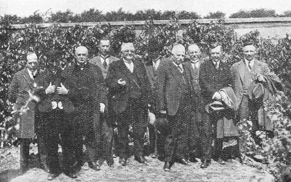 Overheid begeleiding in de Nederlandse Imkerij Rond 1906 werden er diverse Rijkslandbouwleraren benoemd, die adviezen gaven aan boeren en tuinders.