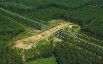 8 GELDSTROMEN IN BEELD GEBRACHT Het ministerie van V&W bouwt op diverse plaatsen in Nederland ecoducten over de snelwegen (foto: De Jong Luchtfotografie). gemoeid zijn.