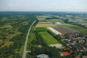 DUINEN: VEILIGHEID, DRINKWATER EN NATUUR 9 In de binnenduinrand en het achterland liggen veel stedelijke en agrarische gebieden, waardoor herstel van de waterstanden voor bijvoorbeeld de verdere