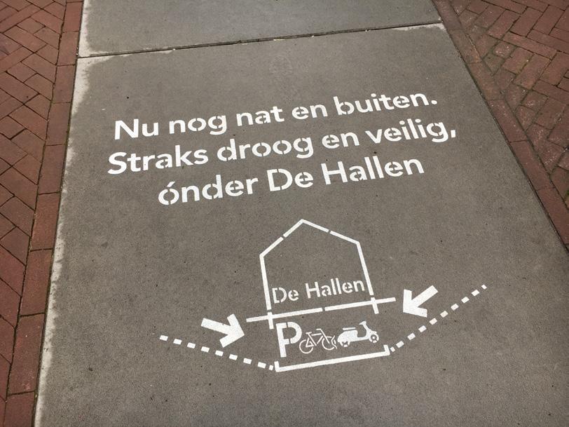 Fietsparkeren De Hallen Advies: Regels, campagne en uitleg op straat Op de stenen van de