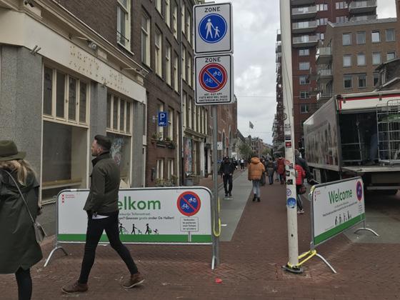 Fietsparkeren De Hallen Nieuwe tegel zonegrens voetgangersgebied De dranghekken die op dit moment zijn geplaatst