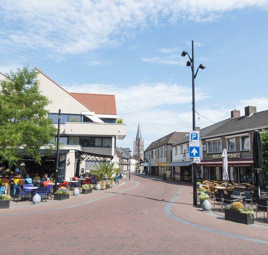 WONEN IN NEDERWEERT Nederweert is een dorp grenzend aan Weert in Midden-Limburg. Het telt een kleine 8500 inwoners.