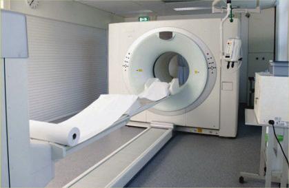 Bij een PET-scanner staan een aantal gammacamera s in een ring opgesteld, in tegenstelling tot wat is gedaan bij de hiernaast weergegeven SPECTopstelling.