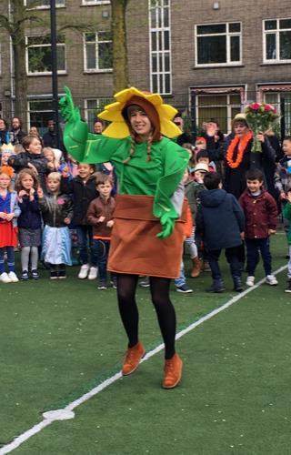 Lied: Feest op De Margriet Anouk Vinders (muziekdocent Margriet Nolensstraat) heeft voor dit feest speciaal een lied geschreven. Dank je wel Anouk voor dit prachtige lied.