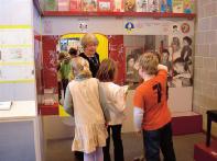 februari tot 13 maart ingenomen door een prachtige educatieve tentoonstelling over de geschiedenis van het kinderboek in Vlaanderen in de 20e eeuw.