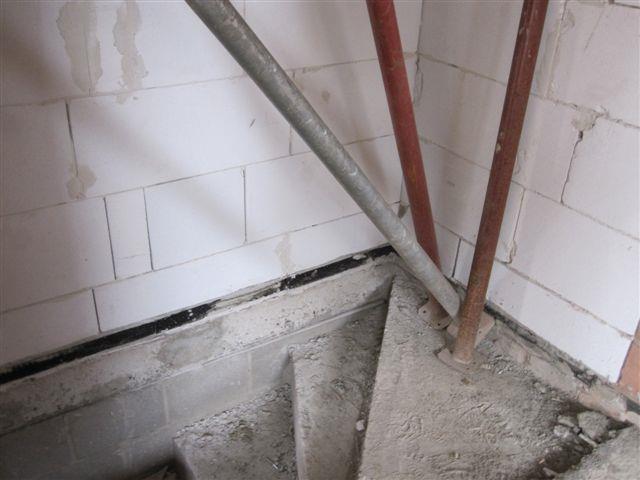 2.3.7 Muren grenzend aan trap naar de kelder. * Indien de betroffen muren worden vervangen/nieuw geplaatst of of geïsoleerd.
