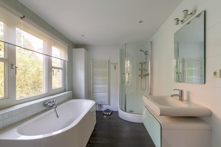 Badkamer Luxe afgewerkte moderne badkamer, aangelegd