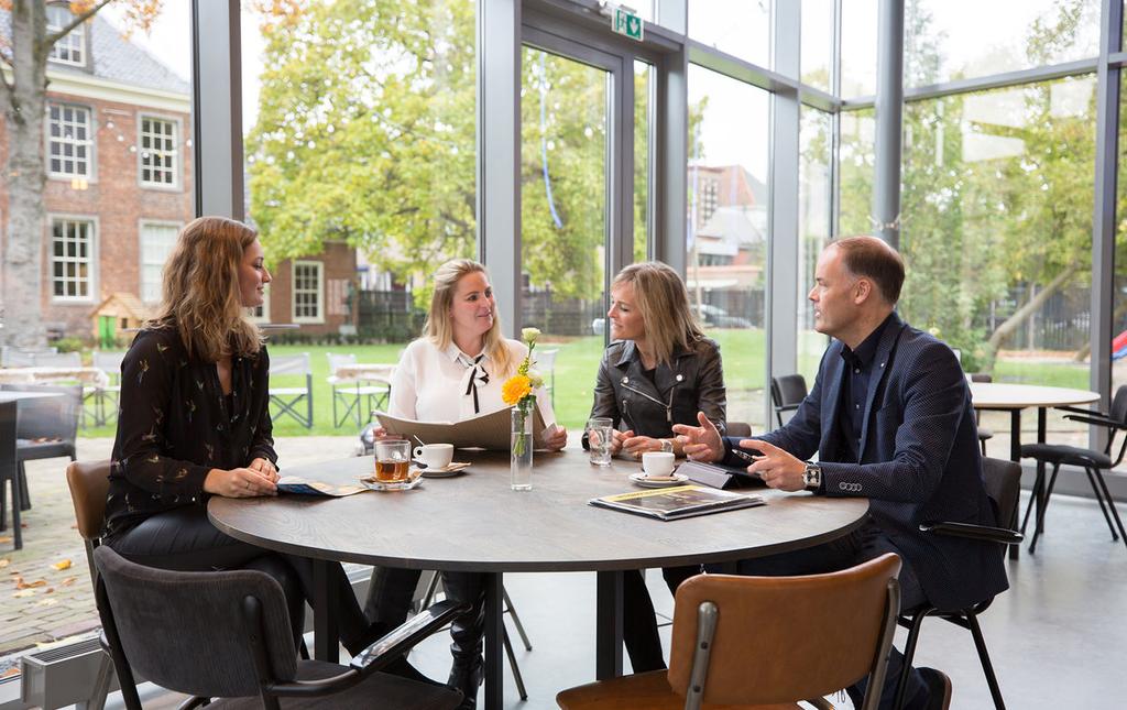 Met veel interesse in iedere persoon onderhoudt zij een goed klant contact.