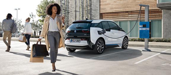 THUIS OPLADEN. Met de BMW i3 wordt ELK STOPCONTACT EEN LAADSTATION. Opladen van 0% tot 80% duurt ongeveer 12 uur*.