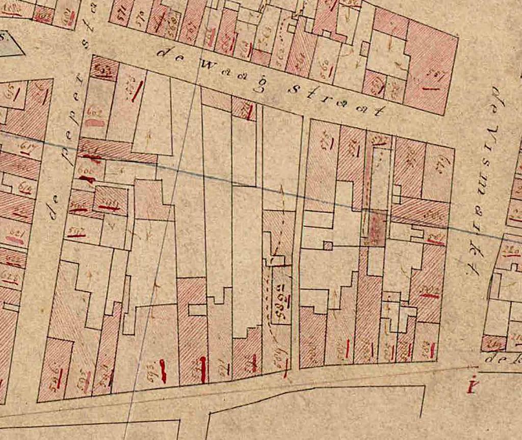 ò Afb. 1. Detail van de minuutkaart uit 1832 van Enkhuizen, sectie E.. De rode pijl geeft de positie aan van het huidige Waagstraat 7. Het noorden is boven.