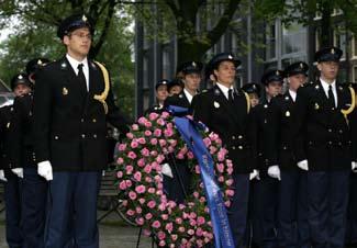 Dodenherdenking 4 mei werd in Amsterdam weer deelgenomen aan de Dodenherdenking bij het Homomonument. 40 deelnemers van de politie; daarnaast participeerde defensie en brandweer.