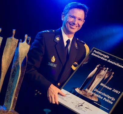Tijdens het symposium werd door trendwatcher Adjied Bakas de speciale politie-editie van zijn boek Megatrends Nederland aangeboden aan de voorzitter van de Raad van Hoofdcommissarissen.