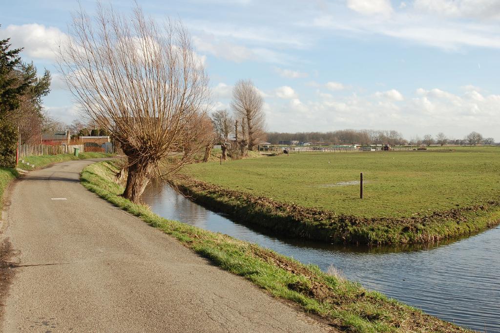 4 Bestaande waarden en functies De volgende waarden en functies komen binnen het traject van de dijkverbetering Utrechtseweg voor. 4.