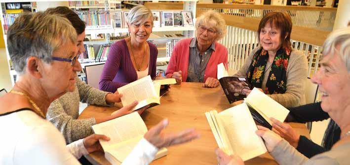 Ouderen Samen met vrijwilligers verzorgt de Bibliotheekdienst aan Huis voor ouderen een leesvoorziening. Zo kunnen mensen blijven lezen en ontmoeten ze iemand die nog midden in de maatschappij staat.