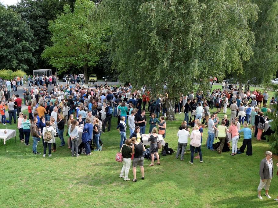 Om anderen te ontmoeten en de maatschappij te omarmen. Omdat het een plek is waar ook buren en sympathisanten welkom zijn. En zo de resterende taboes worden doorbroken. Wie zijn we?