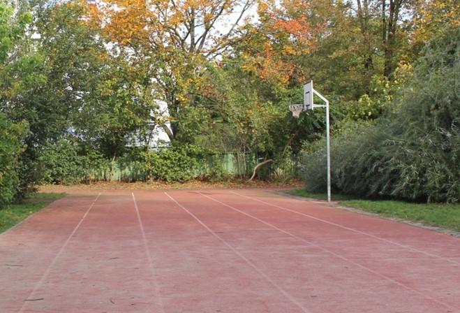 en beachvolley of ter hoogte van de basketplek als