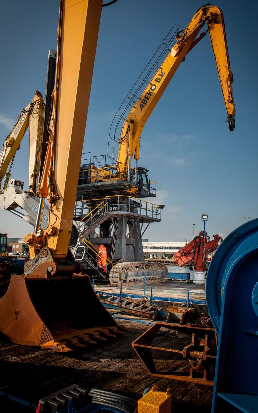 SERVICES BULKHANDLING SERVICES ABEKO heeft een ruime ervaring aan het lossenen overslaan van grondstoffen uit schepen. Dit gebeurt o.a. op de locaties Amsterdam, Velsen- Noord en Beverwijk.