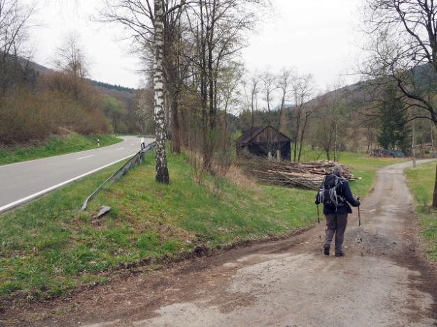 langs en daarna onderlangs camping Wasserfall bij het dorpje Wasserfall, maar vanaf ons wandelpad zien we niets van dit alles.