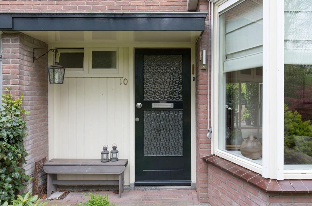 Reinwardtlaan 10 3843 CS Harderwijk Inleiding Dit zeer goed onderhouden helft van dubbel woonhuis met grote garage (in spouw gebouwd) is aan een prachtige groene straat gelegen.