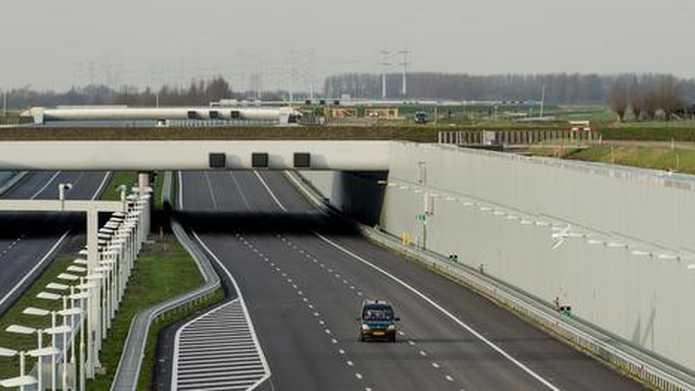 Het nieuwe deel van de snelweg A4 tussen Schiedam en Delft. Ruim zestig jaar is er gesproken over dit stukje asfalt van slechts zeven kilometer.