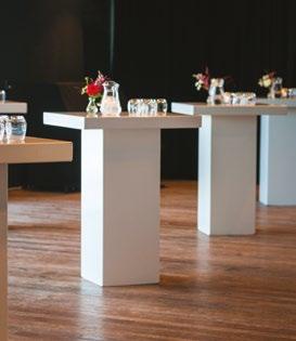 CAFÉ Vanuit het BIMHUIS Café kunt u door de glazen panoramawanden genieten van een schitterend uitzicht over het