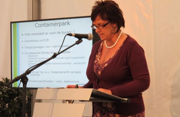containerpark aan te melden aan de registratiezuil. Burgemeester Stany De Rechter verklaart het containerpark van Stekene voor geopend.