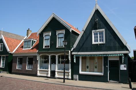 De bedoeling is dat de karakteristieke panden en het kleinschalige karakter van de bebouwing aan de dijk behouden blijft.