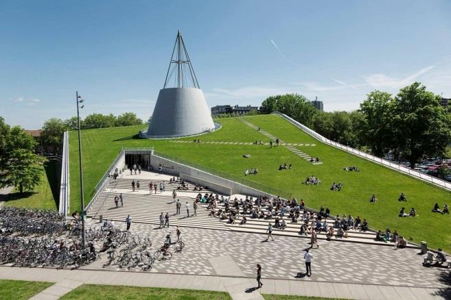 Zeker op deze plek aan de Zaan is een publiek toegankelijke functie op het dak een mooie aanvulling op andere publieke trekkers. Voor de kermis moet gezocht worden naar nieuwe mogelijkheden.