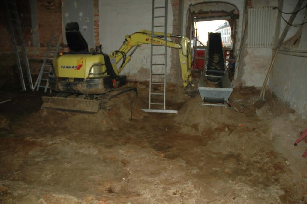 Hoofdstuk 2 Werkmethode Na het verwijderen van de bestaande constructies in de te onderzoeken ruimte, werd begonnen met het opbreken van de bestaande vloeren (en het onderliggende zandbed).