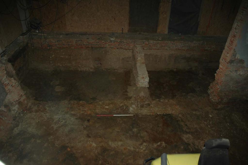 De tweede haardwang was niet bewaard gebleven. Enkel de bakstenen sokkel (spoor 32) was nog aanwezig en was deels afgebroken tot vlak onder de vloer van de latere neerkamer.