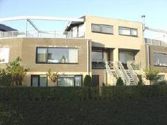 k. Aanvaarding: in overleg Woningmakelaars Moderne drive-in woning (bouwjaar 1997; inhoud ± 310 m³) met inpandige garage gelegen