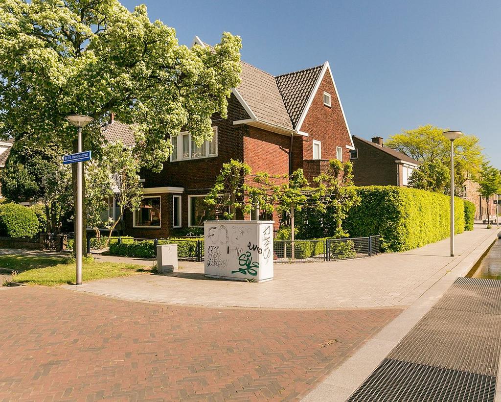 Soort herenhuis Bouwjaar 1939 Type vrijstaande woning Tuin zijtuin Kamers 6 Woonoppervlakte 141 m² Perceeloppervlakte